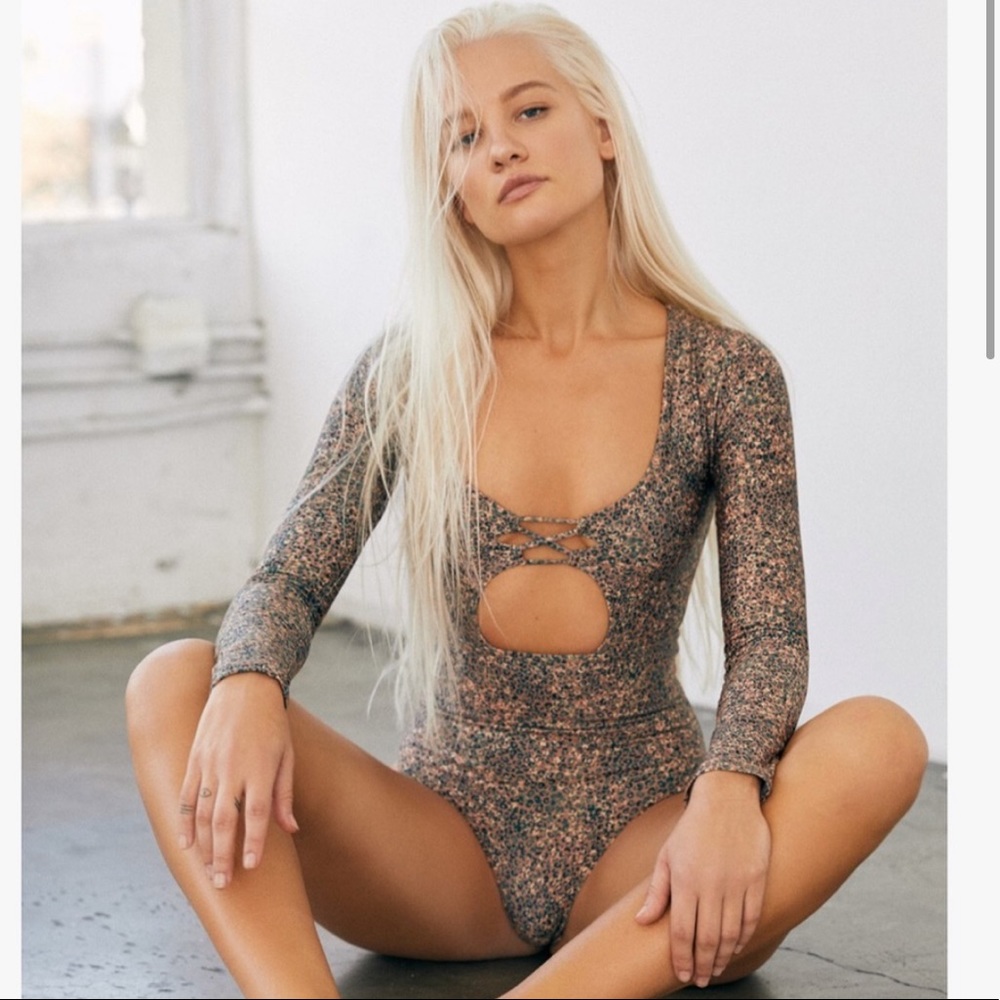 Stone fox swim suka one piece nude animale